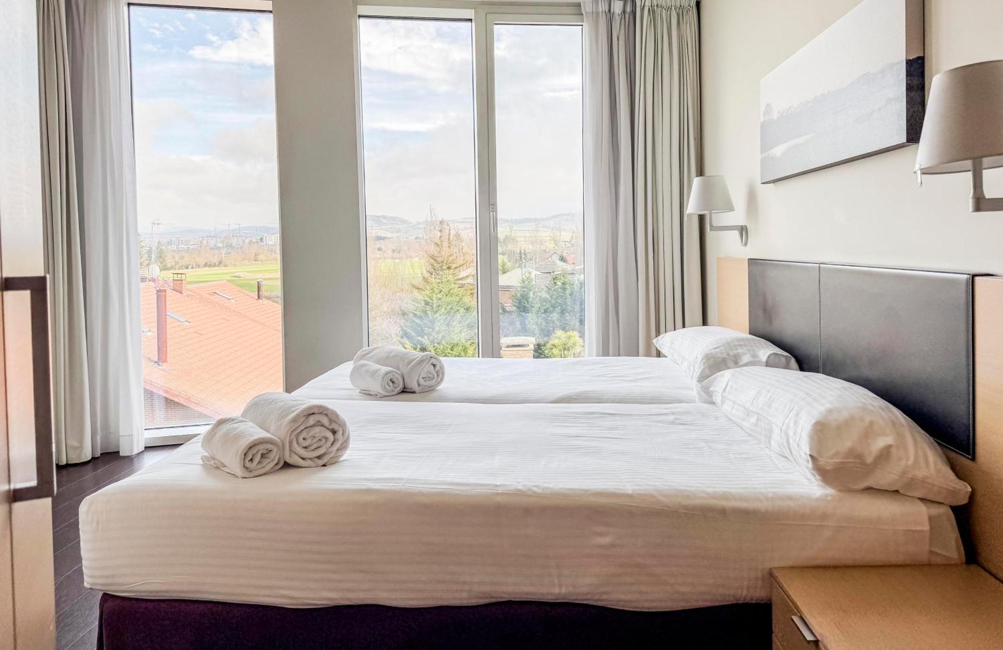 Hotel Jardines De Uleta Suites Витория Экстерьер фото