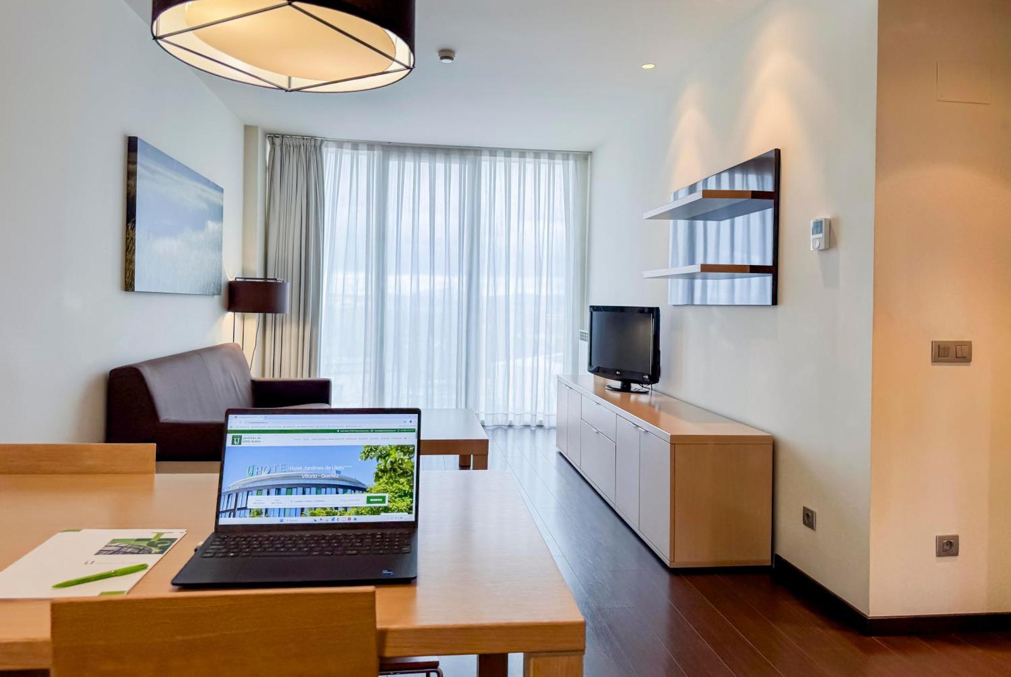 Hotel Jardines De Uleta Suites Витория Экстерьер фото