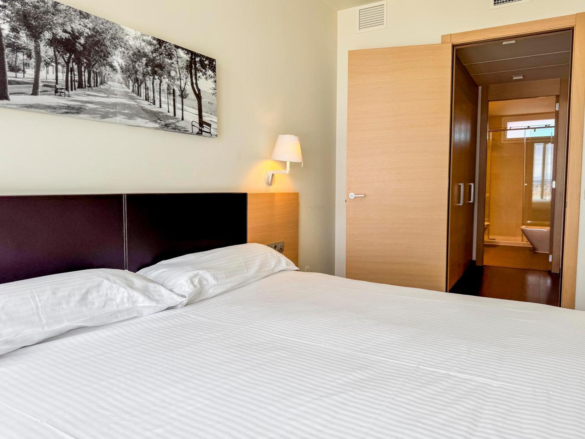 Hotel Jardines De Uleta Suites Витория Экстерьер фото