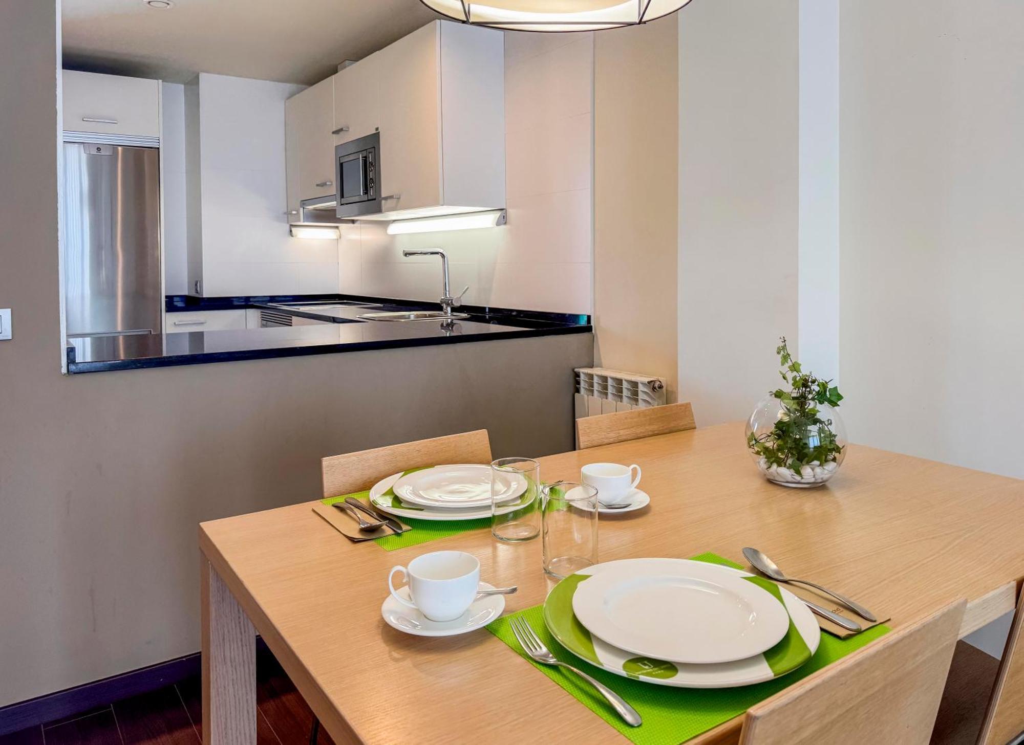 Hotel Jardines De Uleta Suites Витория Экстерьер фото