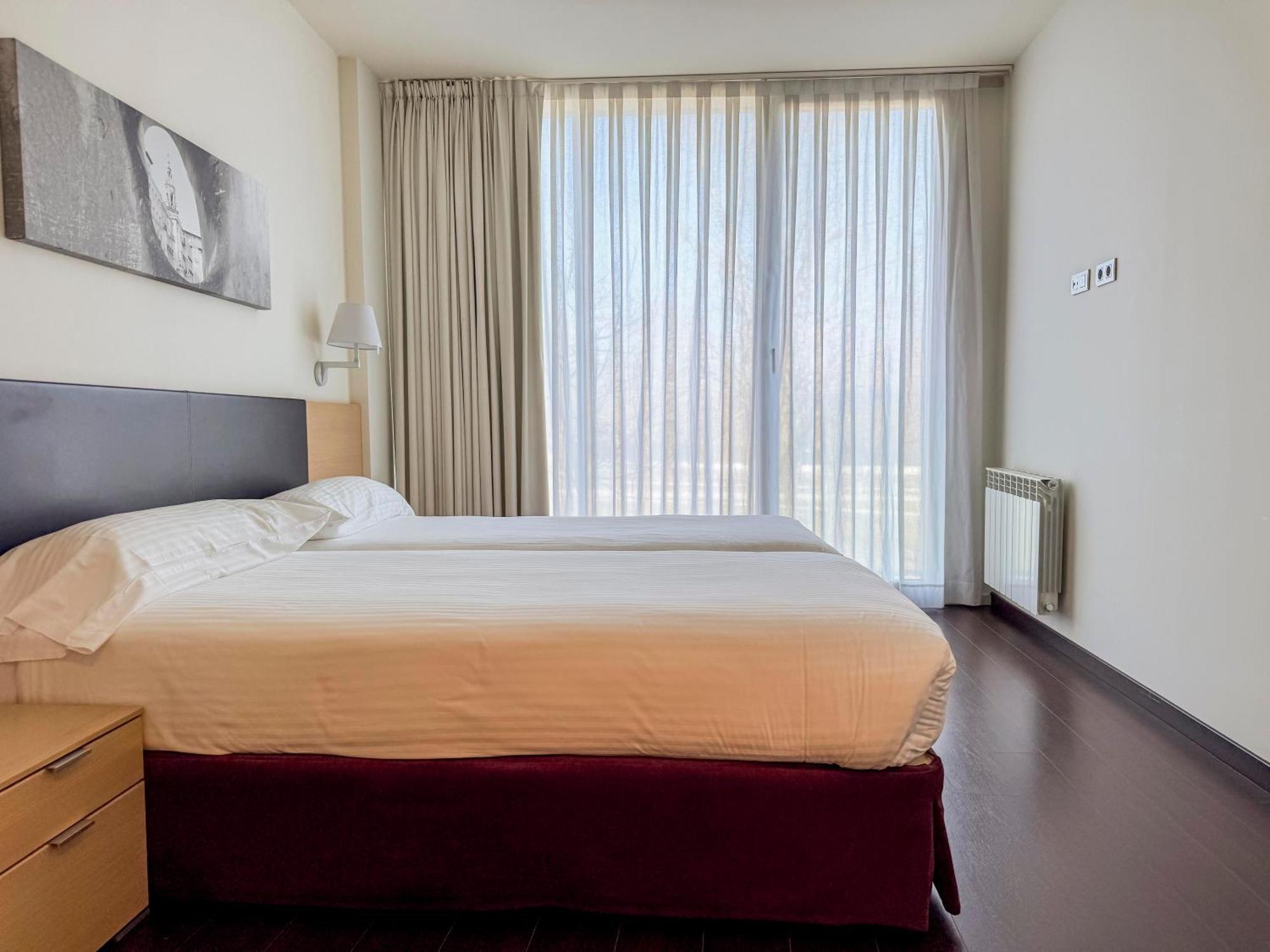 Hotel Jardines De Uleta Suites Витория Экстерьер фото