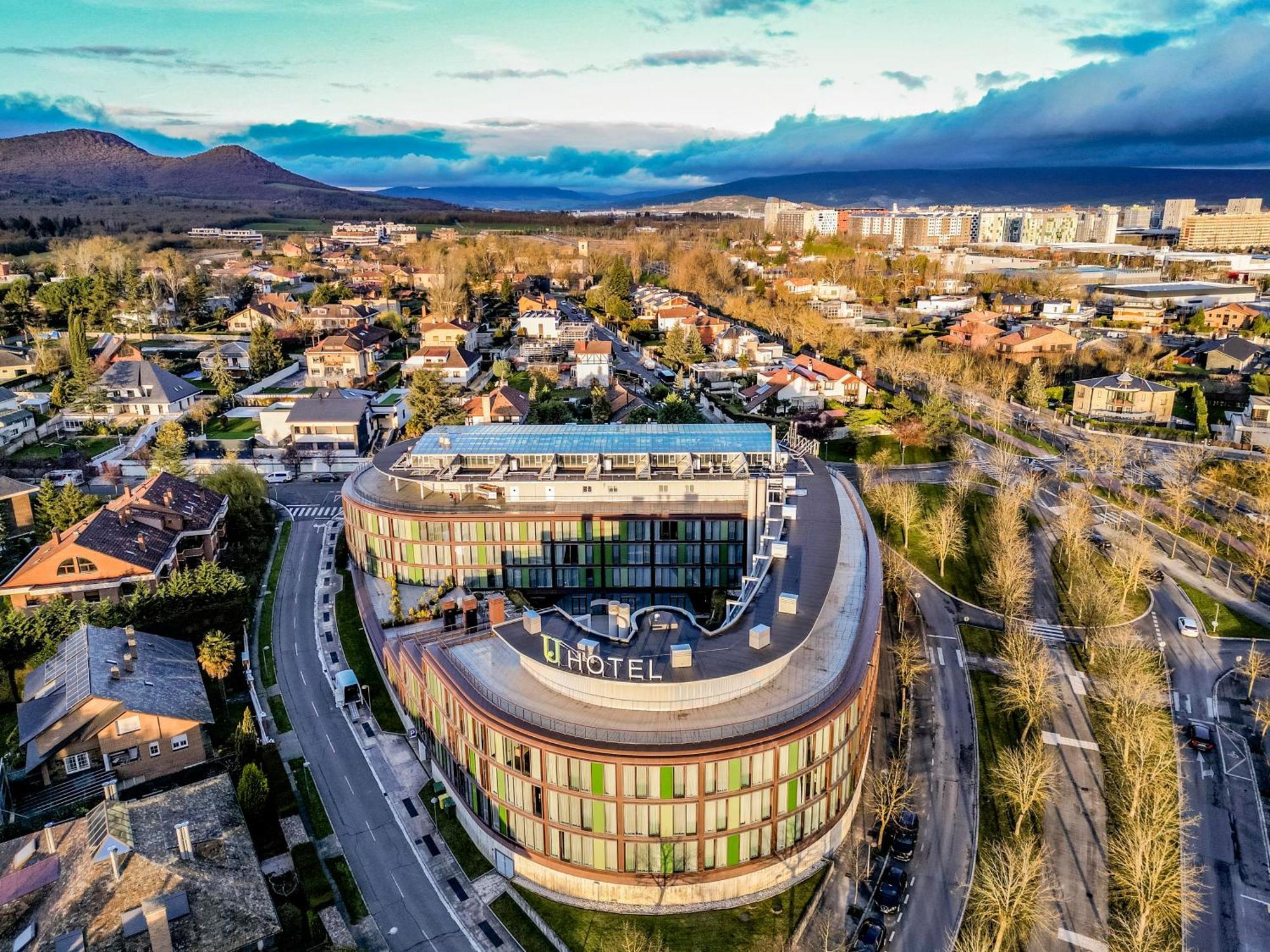 Hotel Jardines De Uleta Suites Витория Экстерьер фото